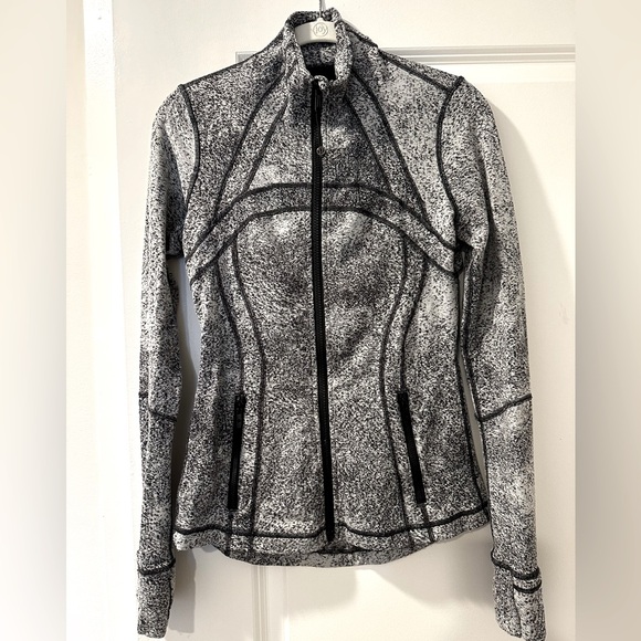 Lululemon define jacket in gray & black modern print, size 6 - Picture 2 of 4